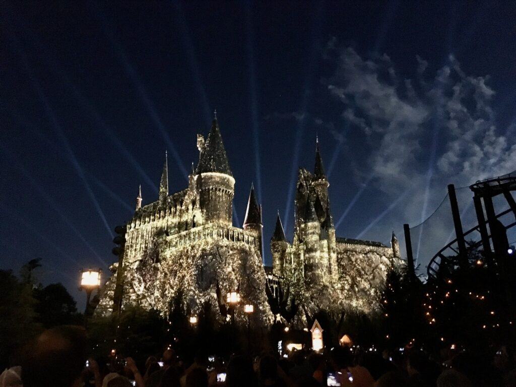Spectacular image of the Hogwarts Castle illuminated at night.